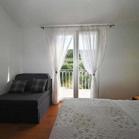Apartments Mihovilovic - 50 M From Beach Слатине Екстериор снимка