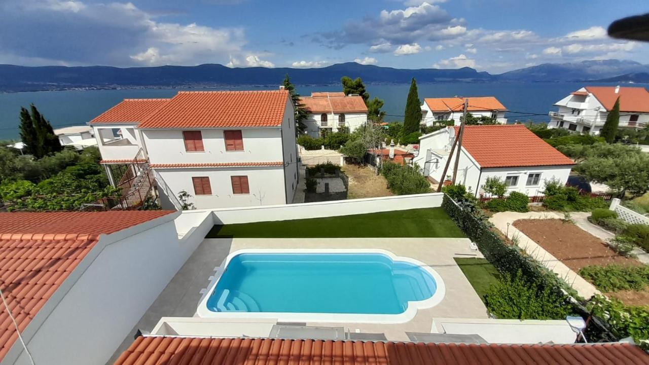 Apartments Mihovilovic - 50 M From Beach Слатине Екстериор снимка