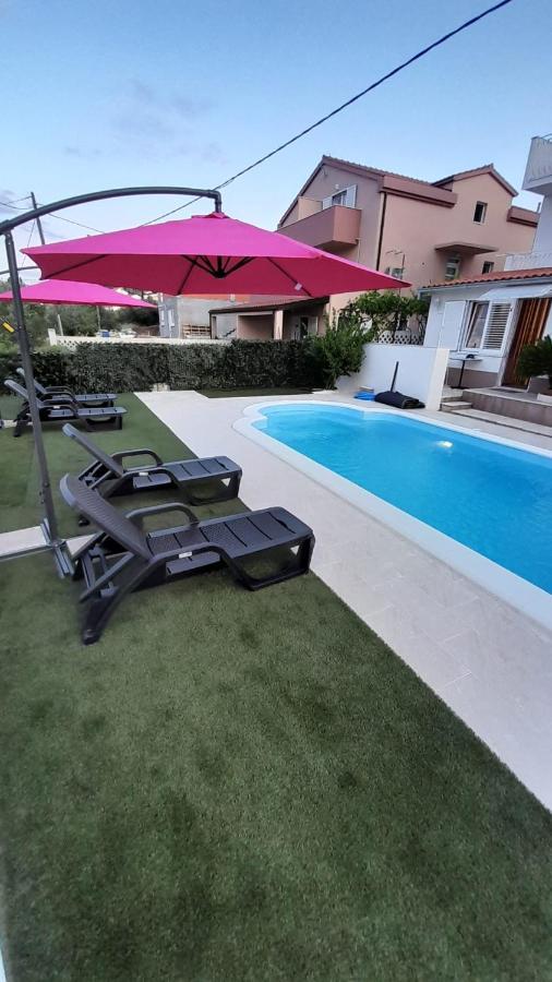 Apartments Mihovilovic - 50 M From Beach Слатине Екстериор снимка