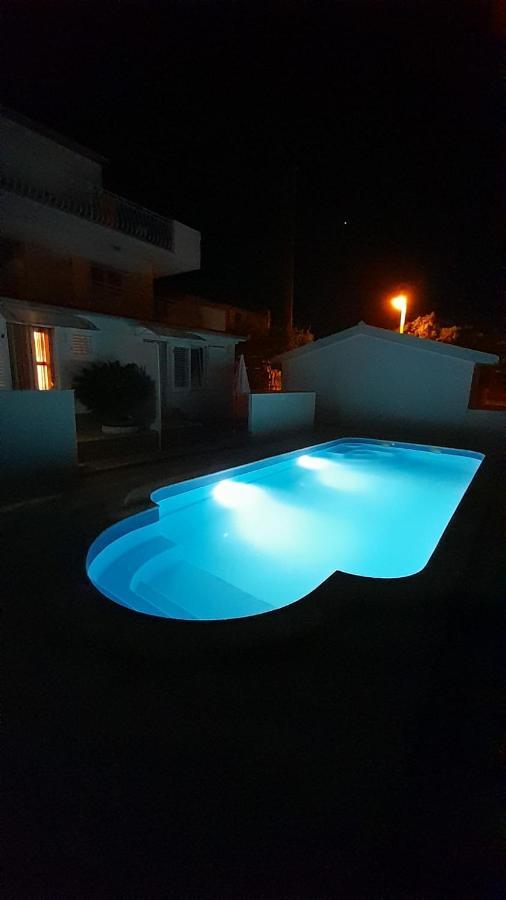 Apartments Mihovilovic - 50 M From Beach Слатине Екстериор снимка