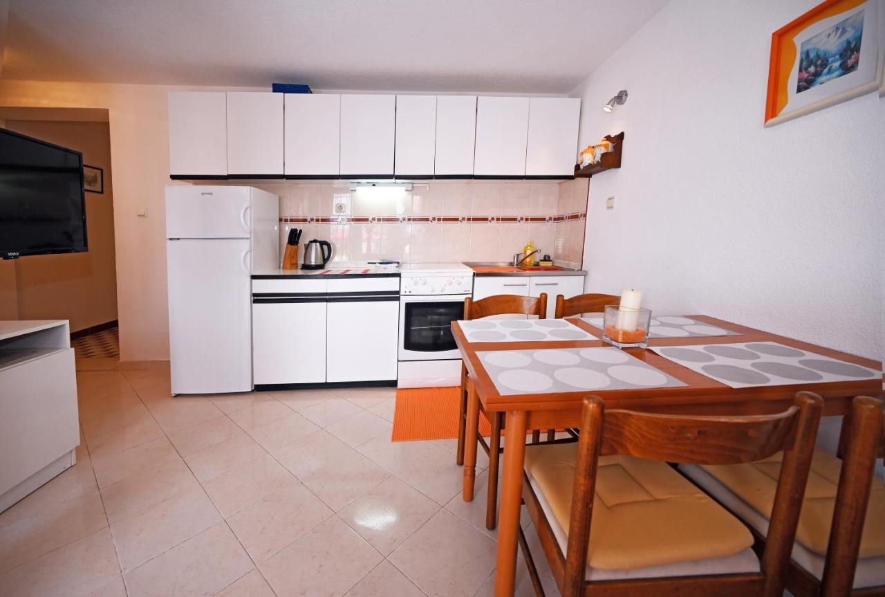 Apartments Mihovilovic - 50 M From Beach Слатине Стая снимка