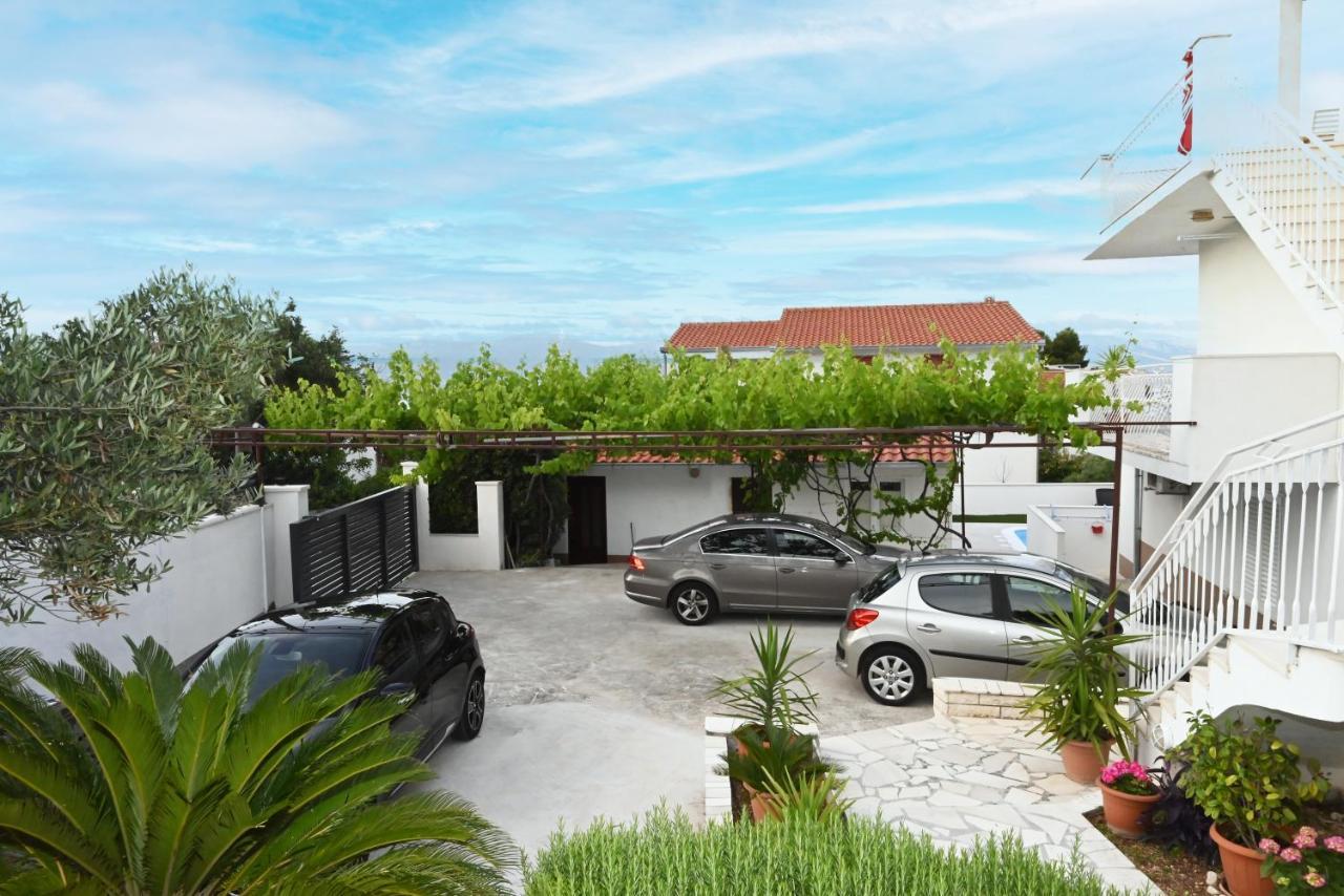 Apartments Mihovilovic - 50 M From Beach Слатине Екстериор снимка