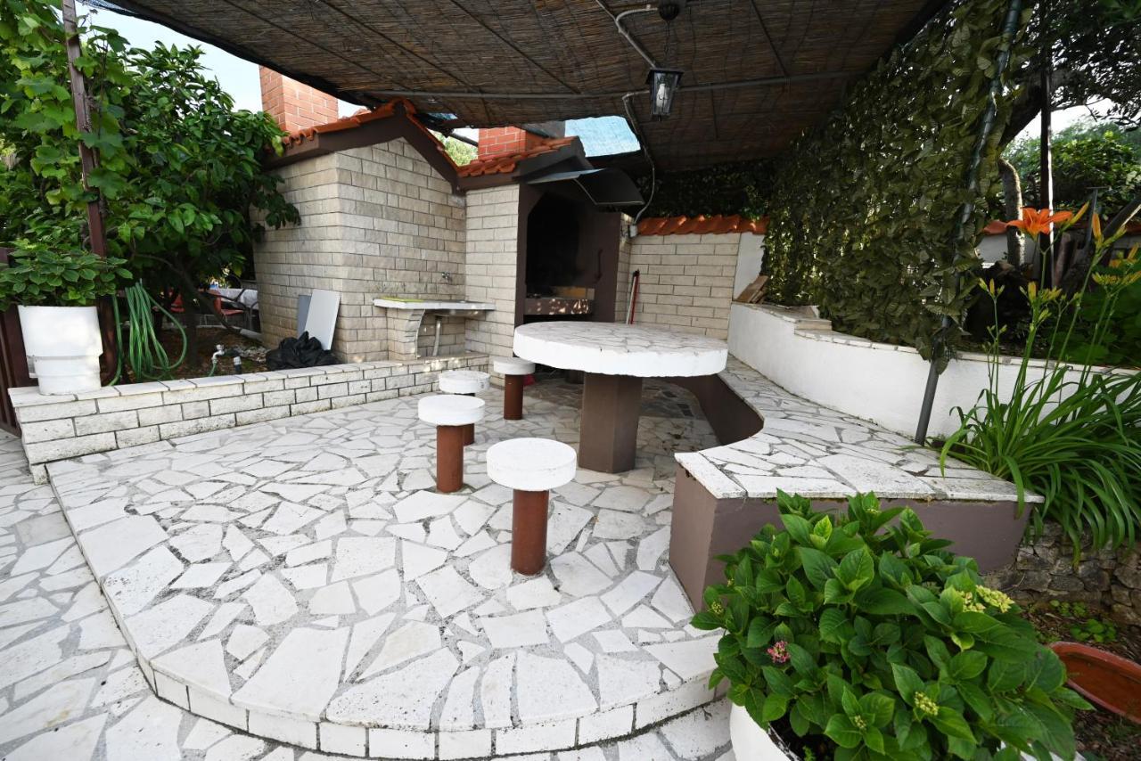 Apartments Mihovilovic - 50 M From Beach Слатине Екстериор снимка