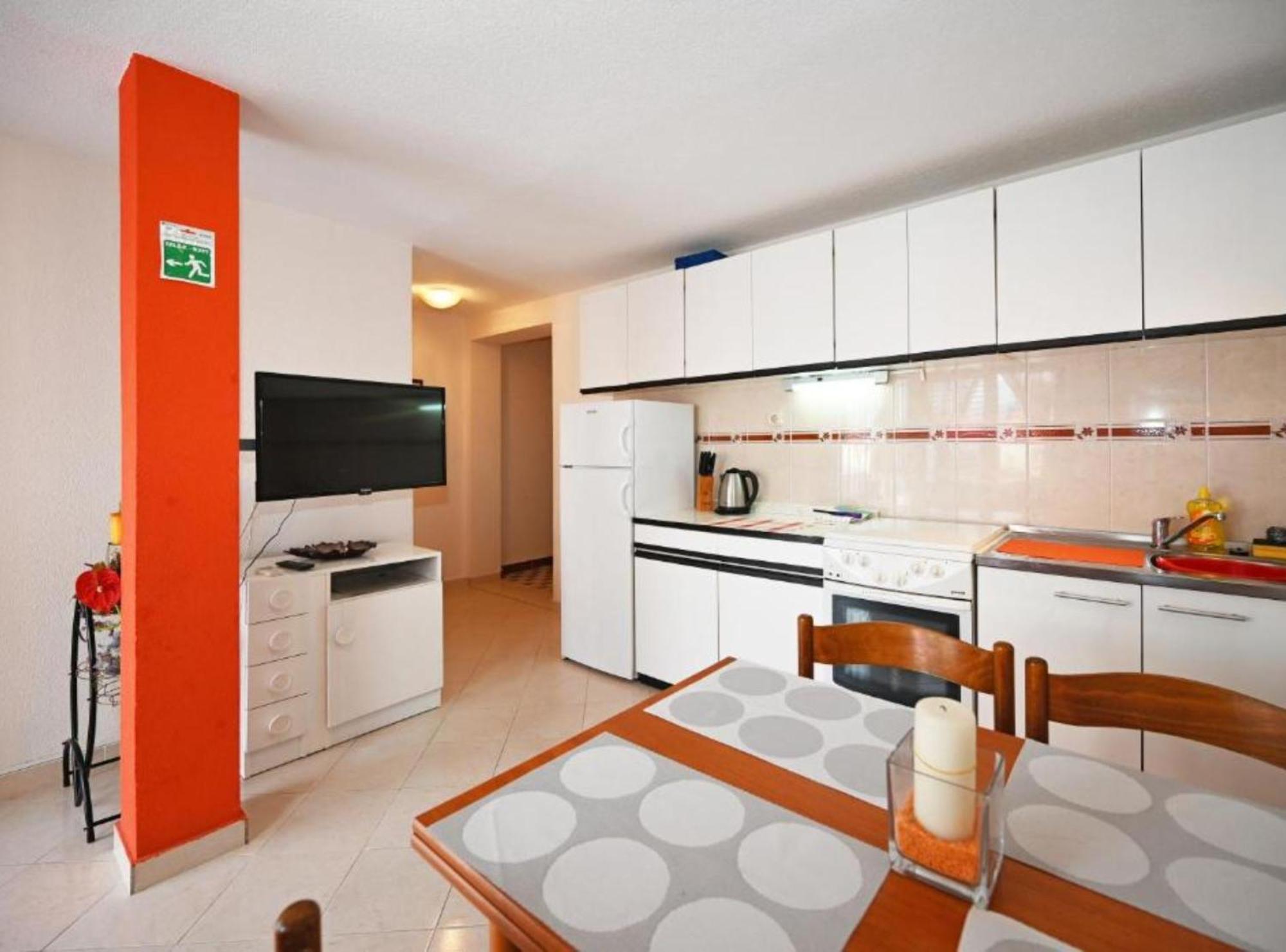Apartments Mihovilovic - 50 M From Beach Слатине Екстериор снимка
