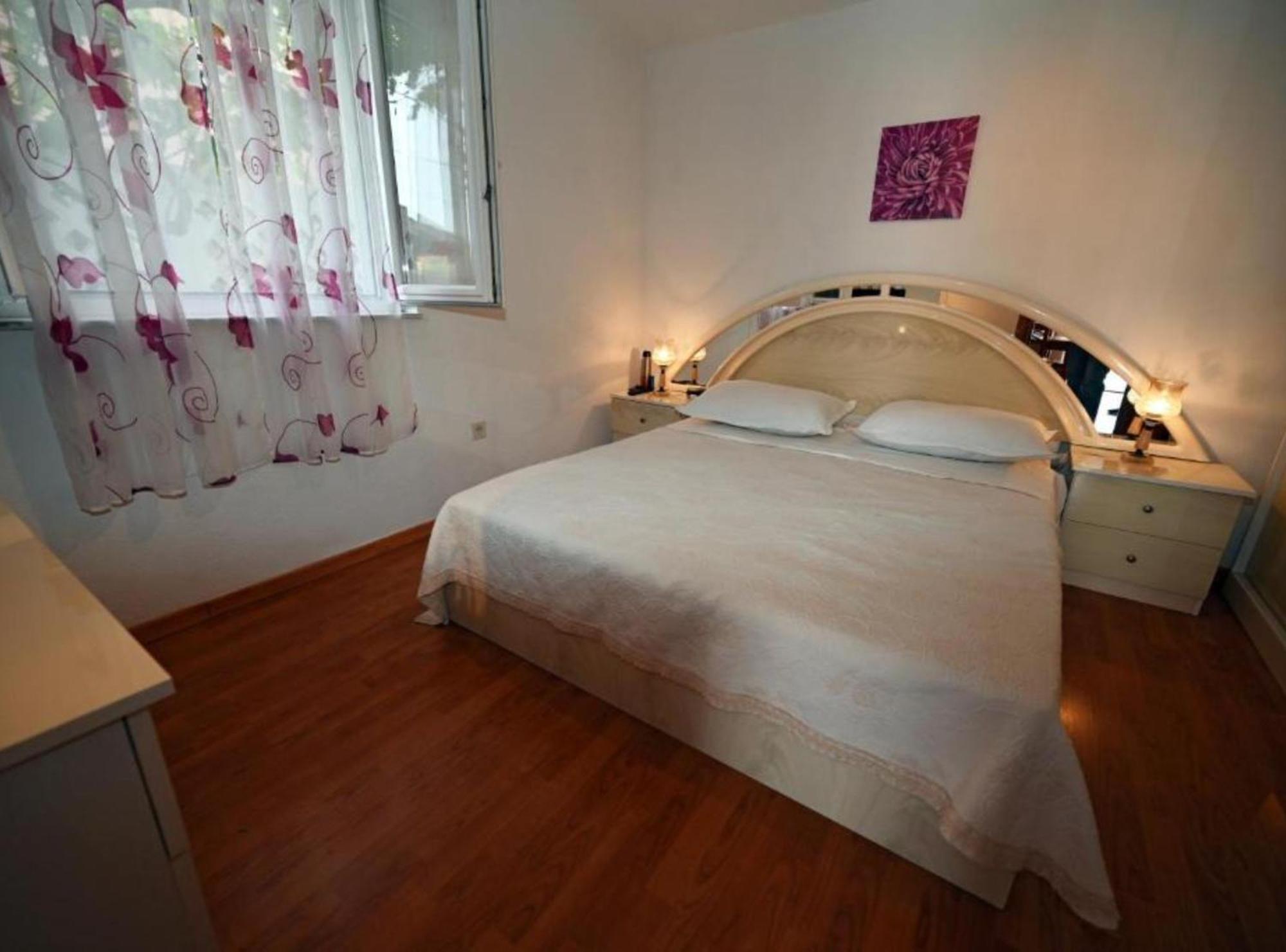 Apartments Mihovilovic - 50 M From Beach Слатине Екстериор снимка